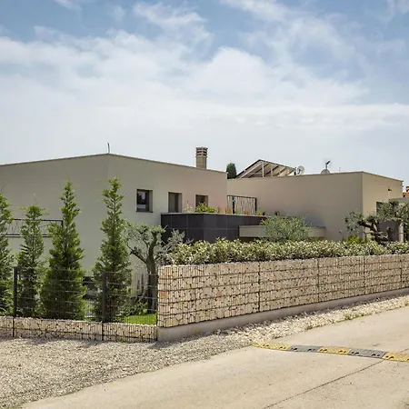 빌라 One Way For 8 People Near Medulin With Heated Pool, Kids Playground & Only 200 M From The *