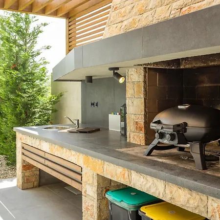 빌라 One Way For 8 People Near Medulin With Heated Pool, Kids Playground & Only 200 M From The