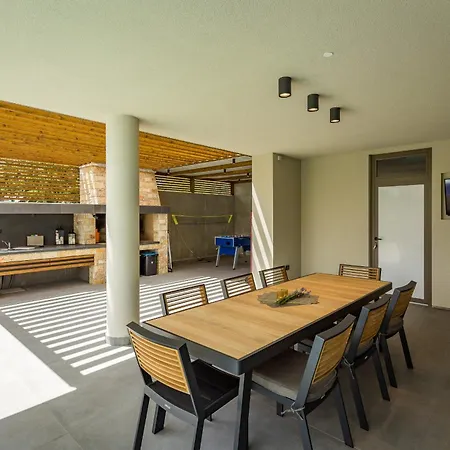 빌라 One Way For 8 People Near Medulin With Heated Pool, Kids Playground & Only 200 M From The 반졸레