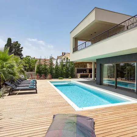 빌라 One Way For 8 People Near Medulin With Heated Pool, Kids Playground & Only 200 M From The